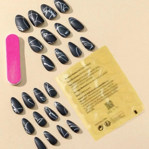 Fake nails - Picture 2 of 3